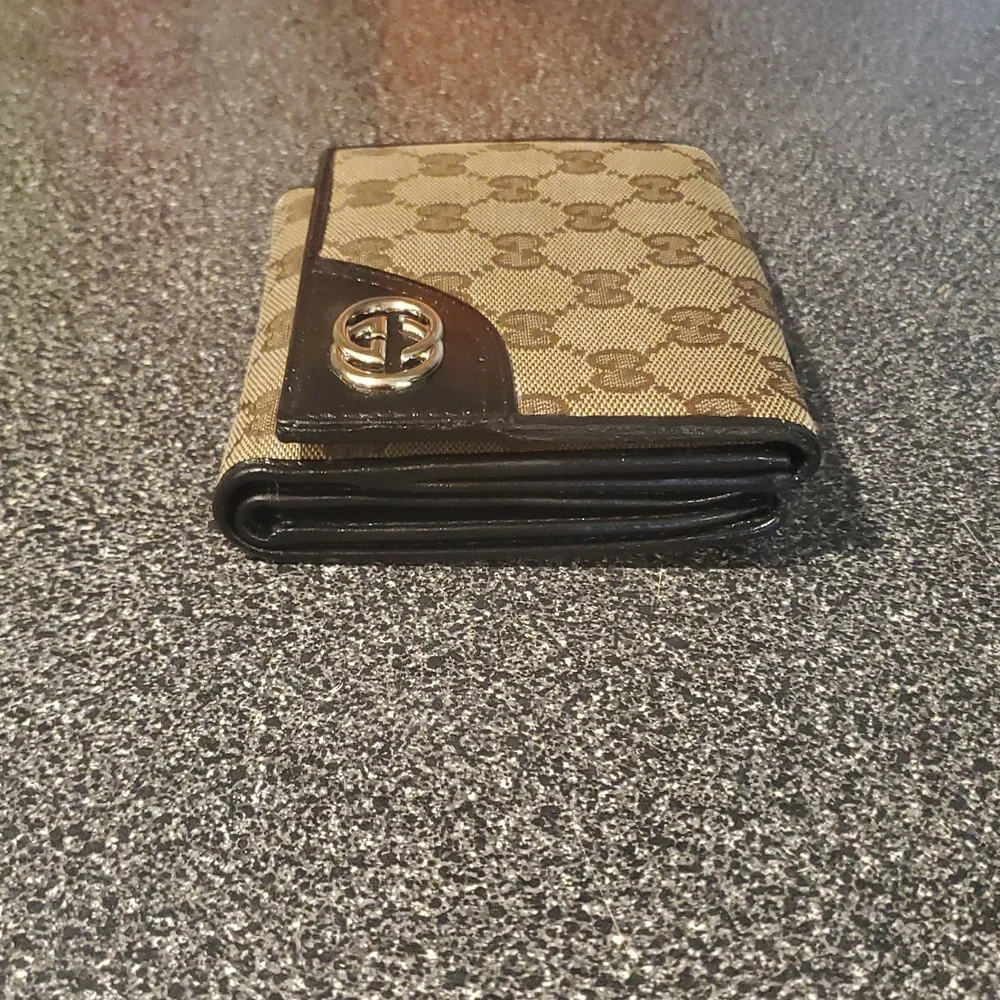 Gucci wallet monogram